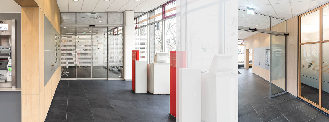 Sparkasse Kundenhalle mit Blick zum Eingangsbereich Sparkasse Kundenhalle mit Blick zum Eingangsbereich