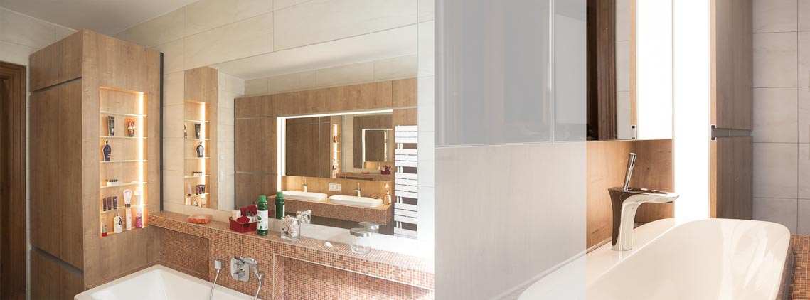 Mit Mosaikfliesen eingefasste Badewanne und Detail Waschbecken mit umlaufendem LED-Flächenlicht Mit Mosaikfliesen eingefasste Badewanne und Detail Waschbecken mit umlaufendem LED-Flächenlicht